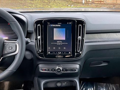 Used 2023 Volvo XC40 Recharge Core image 9