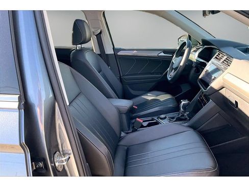 Used 2022 Volkswagen Tiguan SE AWD/4WD image 28