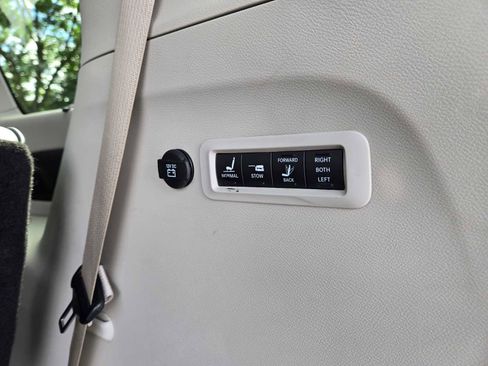 Used 2020 Chrysler Pacifica Limited FWD image 15