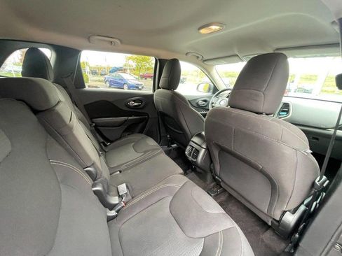 Used 2017 Jeep Cherokee Latitude w/ Cold Weather Group FWD image 10
