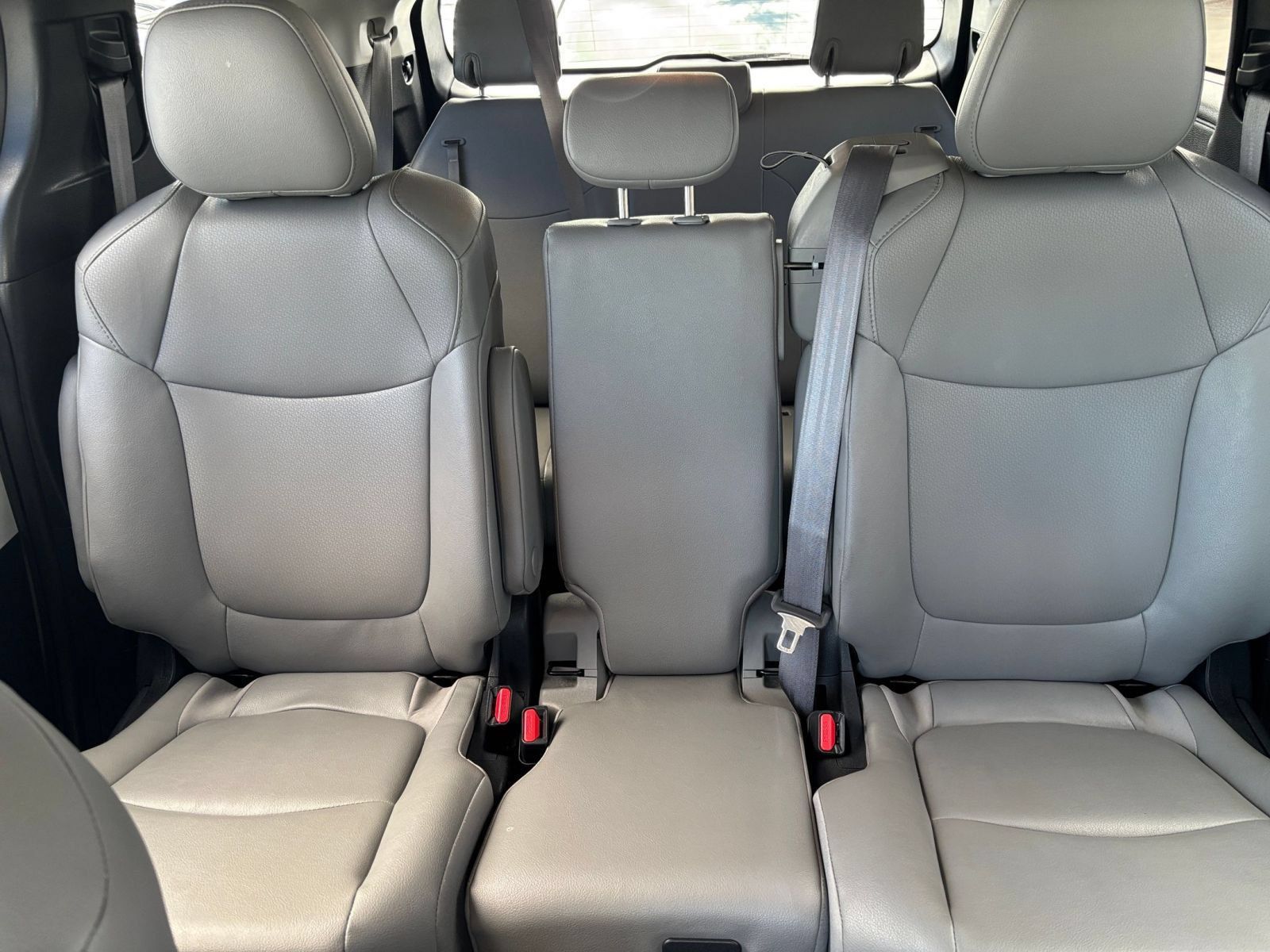 Used 2025 Toyota Sienna XLE FWD image 40
