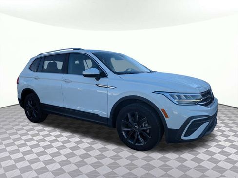 Used 2024 Volkswagen Tiguan SE image 1