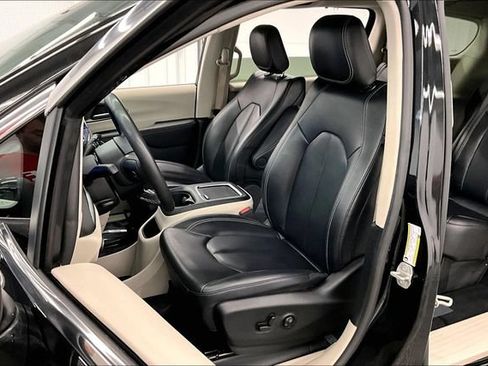 Used 2023 Chrysler Pacifica Touring-L FWD image 23