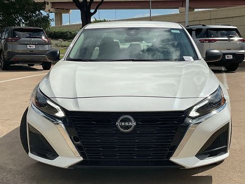 Used 2025 Nissan Altima 2.5 SV FWD image 2
