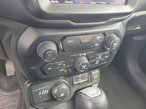 Used 2023 Jeep Renegade Latitude AWD/4WD image 37