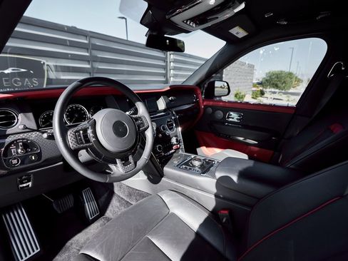 Used 2022 Rolls-Royce Cullinan Black Badge image 2