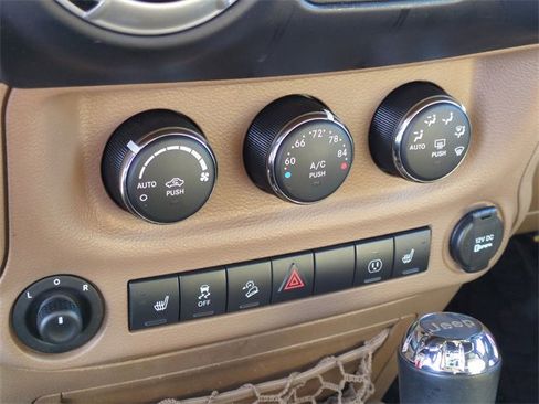 Used 2016 Jeep Wrangler Unlimited Sahara w/ Dual Top Group image 17