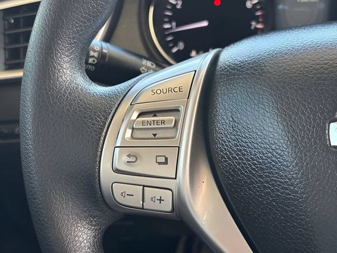 Used 2014 Nissan Rogue SV FWD image 25