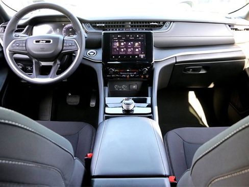 Used 2024 Jeep Grand Cherokee Laredo image 26