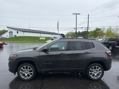 Used 2022 Jeep Compass Latitude w/ Sun and Sound Group AWD/4WD image 5
