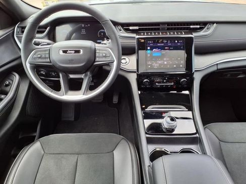Used 2024 Jeep Grand Cherokee L Altitude image 11