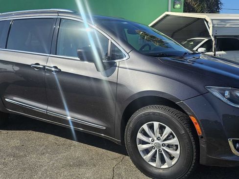 Used 2018 Chrysler Pacifica Touring-L w/ Advanced Safetytec Group FWD image 7