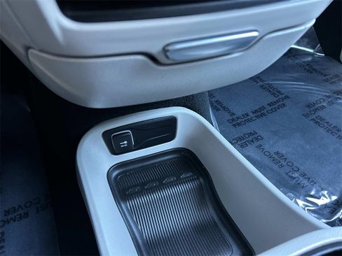 Used 2024 Chrysler Pacifica Touring-L image 32