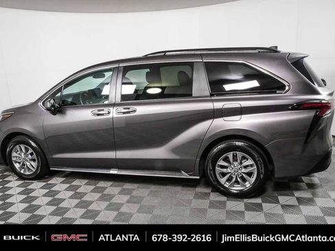 Used 2024 Toyota Sienna XLE FWD image 29
