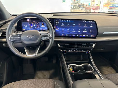 Used 2025 Chevrolet Traverse LT w/ Midnight/Sport Edition FWD image 3