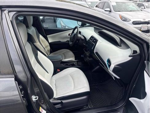 Used 2019 Toyota Prius XLE image 18