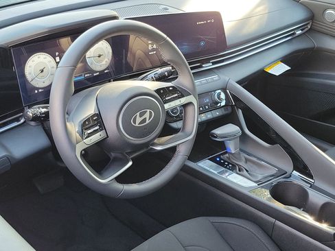 New 2025 Hyundai Elantra SEL image 3