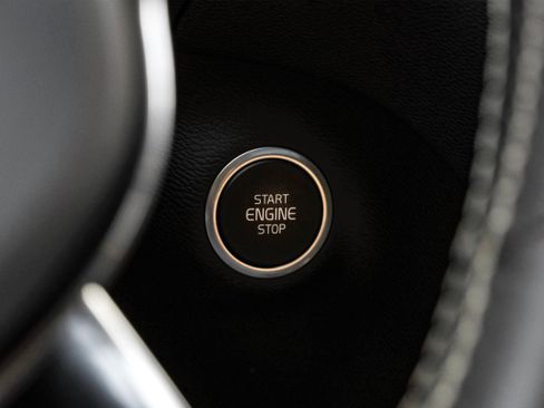 Used 2021 Volvo XC40 T4 R-Design image 21