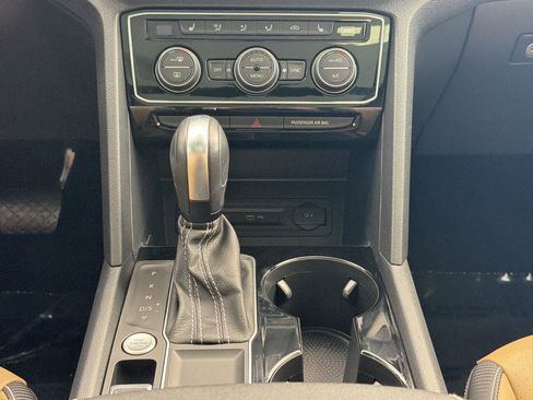 Certified 2022 Volkswagen Atlas Cross Sport SE w/ Panoramic Sunroof Package FWD image 16