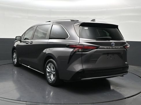 Used 2021 Toyota Sienna Limited FWD image 3
