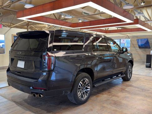 Used 2025 Chevrolet Suburban Z71 image 4