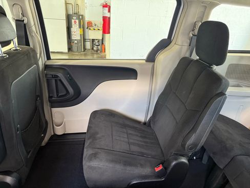 Used 2012 Chrysler Town & Country Touring image 19