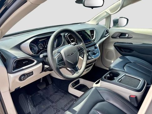 Used 2023 Chrysler Pacifica Touring-L FWD image 10