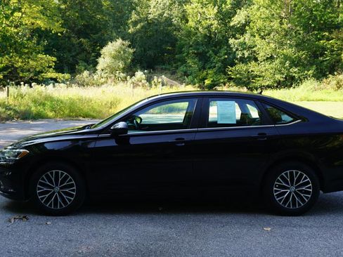 Used 2019 Volkswagen Jetta SE FWD image 2