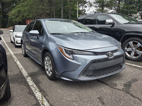 Used 2020 Toyota Corolla LE FWD image 3