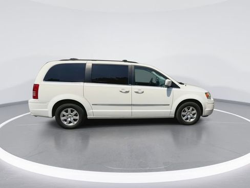 Used 2010 Chrysler Town & Country Touring FWD image 13