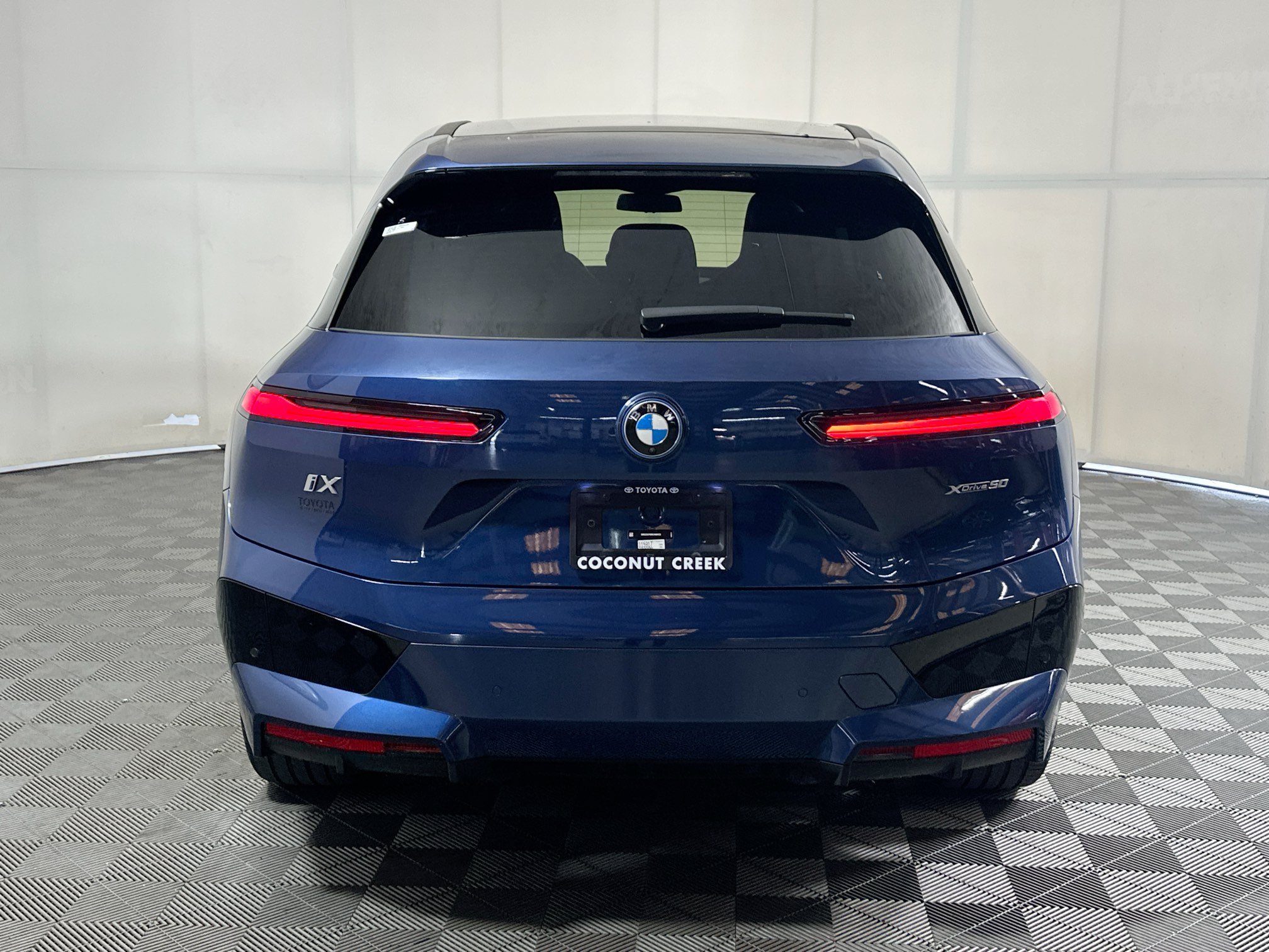 Used 2024 BMW iX xDrive50 w/ Sport Package AWD/4WD image 4