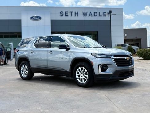 Used 2023 Chevrolet Traverse LS FWD image 1