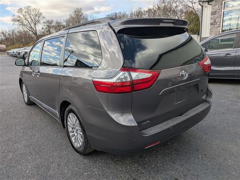 Used 2015 Toyota Sienna XLE w/ XLE Navigation Package image 5