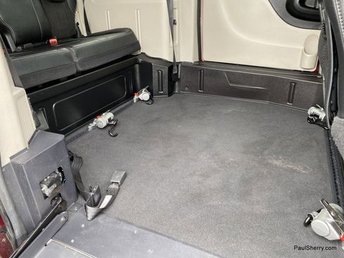 Used 2019 Dodge Grand Caravan SXT FWD image 14