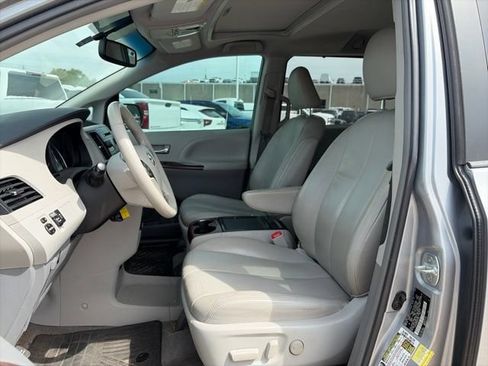 Used 2013 Toyota Sienna XLE FWD image 12