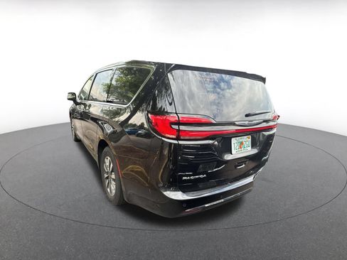 Used 2023 Chrysler Pacifica Touring-L FWD image 10