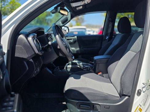 Used 2020 Toyota Tacoma TRD Sport w/ Technology Package AWD/4WD image 13