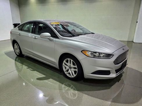 Used 2015 Ford Fusion SE image 2