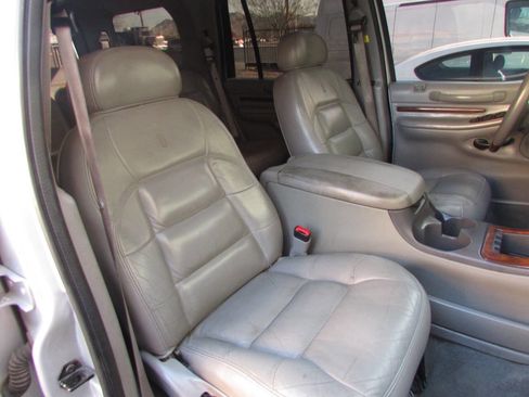 Used 2000 Lincoln Navigator Base 4dr 4WD SUV image 16