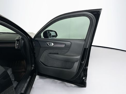 Used 2023 Volvo XC40 B4 Plus FWD image 33