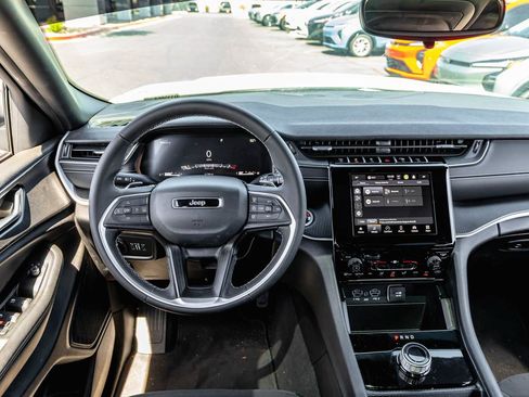 Used 2025 Jeep Grand Cherokee Laredo X RWD image 11