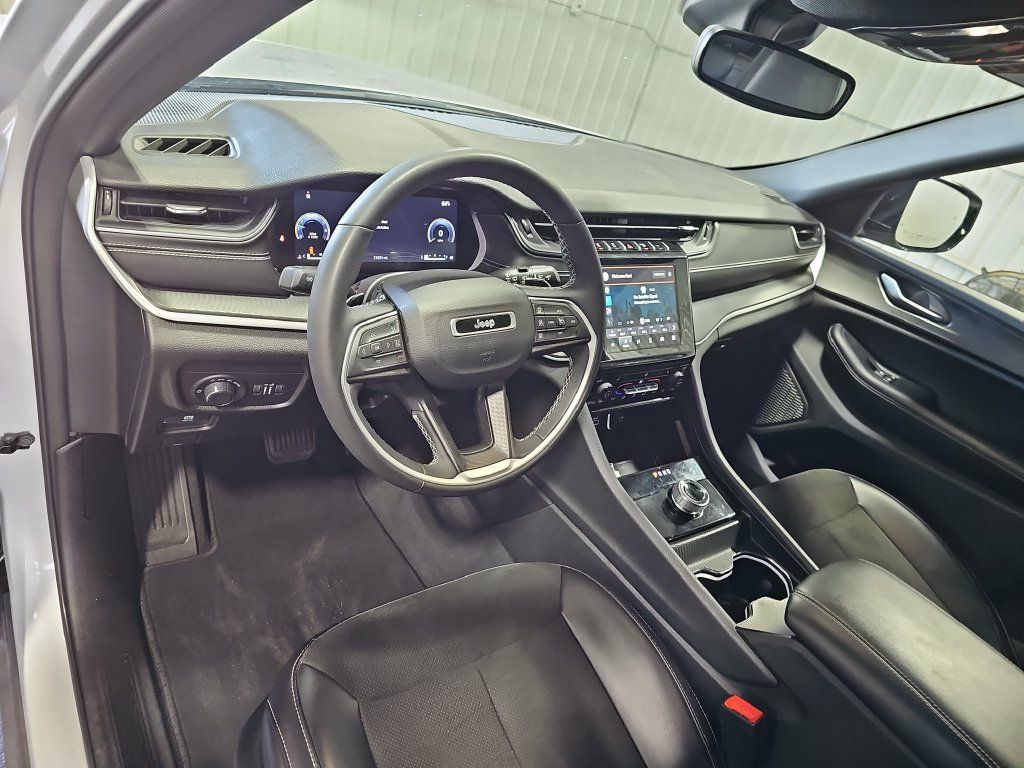 Used 2023 Jeep Grand Cherokee Altitude AWD/4WD image 15