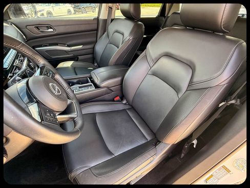 Used 2023 Nissan Pathfinder SL FWD image 19