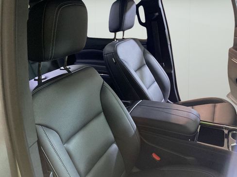 Used 2025 Chevrolet Traverse LT FWD image 35