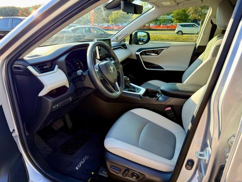 Used 2021 Toyota RAV4 Limited FWD image 9