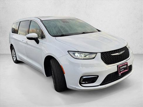 Used 2023 Chrysler Pacifica Touring-L FWD image 3