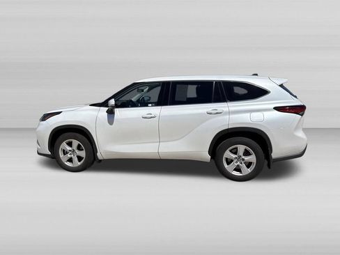 Used 2022 Toyota Highlander LE AWD/4WD image 9