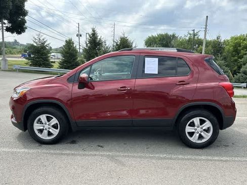 Used 2022 Chevrolet Trax LT w/ LT Convenience Package AWD/4WD image 2