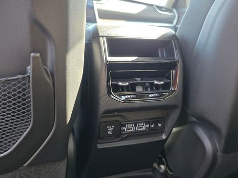 Used 2024 Jeep Grand Cherokee Limited w/ Black Appearance Package image 32