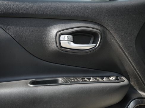 Used 2018 Jeep Renegade Limited w/ UConnect 8.4 Nav Group AWD/4WD image 15